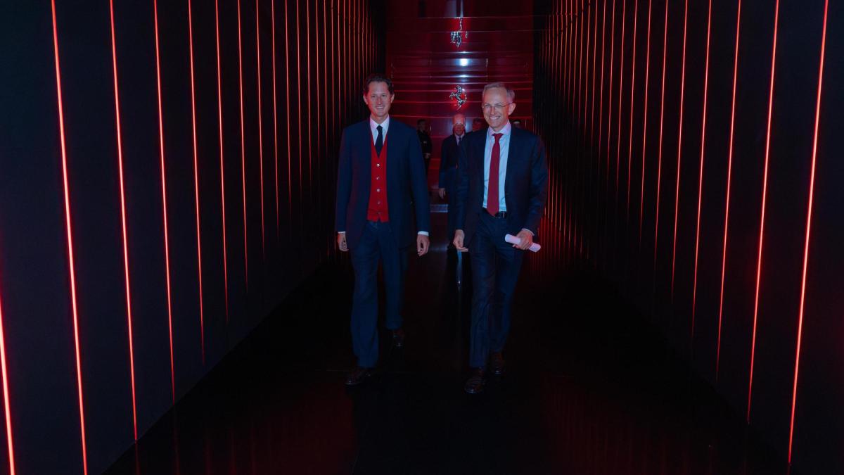 Ferrari, “L’elettrica ci porterà nuovi clienti, ma non abbandoneremo i motori a benzina” Ferrari, “L’elettrica ci porterà nuovi clienti, ma non abbandoneremo i motori a benzina”