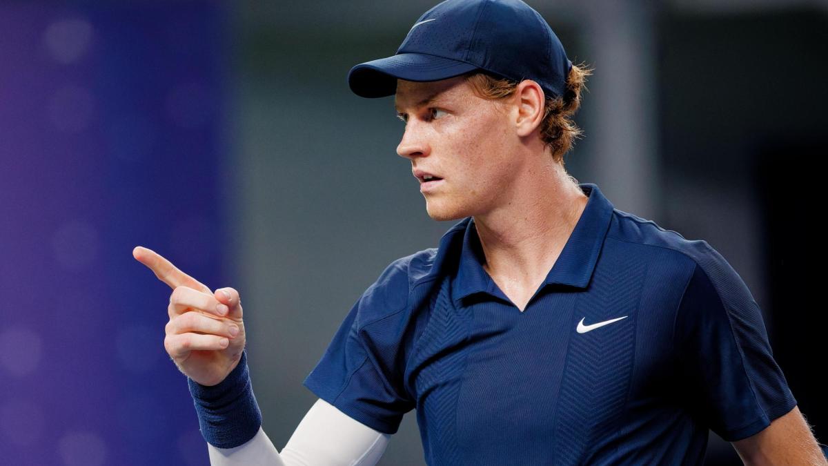 Six Kings Slam, Sinner rientra al top e domina uno Tsitsipas spento. Ora semifinale con Djokovic Six Kings Slam, Sinner rientra al top e domina uno Tsitsipas spento. Ora semifinale con Djokovic