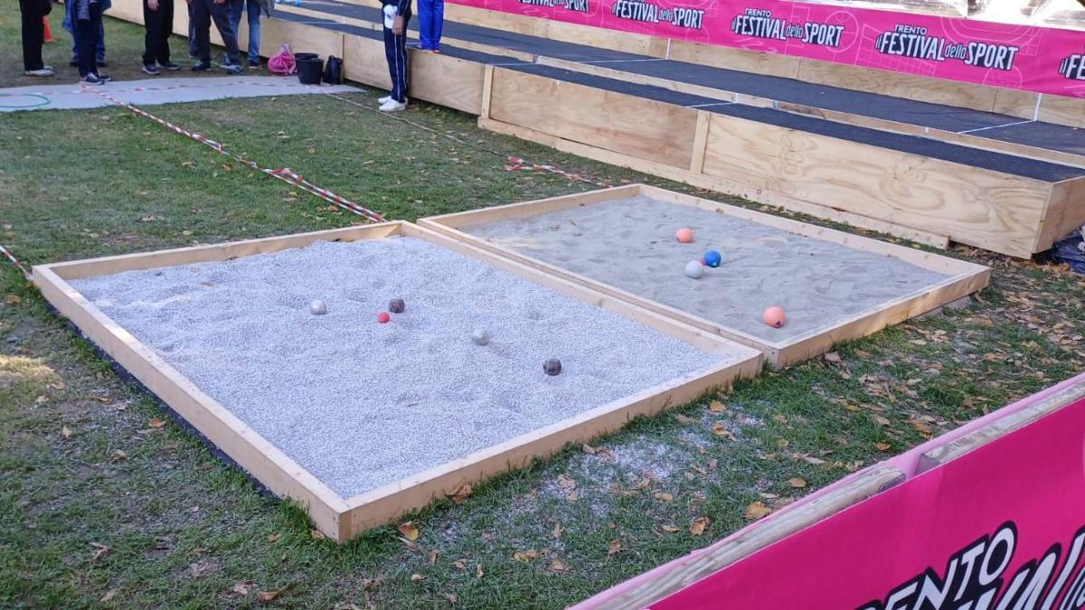 Bocce, altro che sport da vecchi: tanti bambini e ragazzi al camp di Piazza Dante Bocce, altro che sport da vecchi: tanti bambini e ragazzi al camp di Piazza Dante