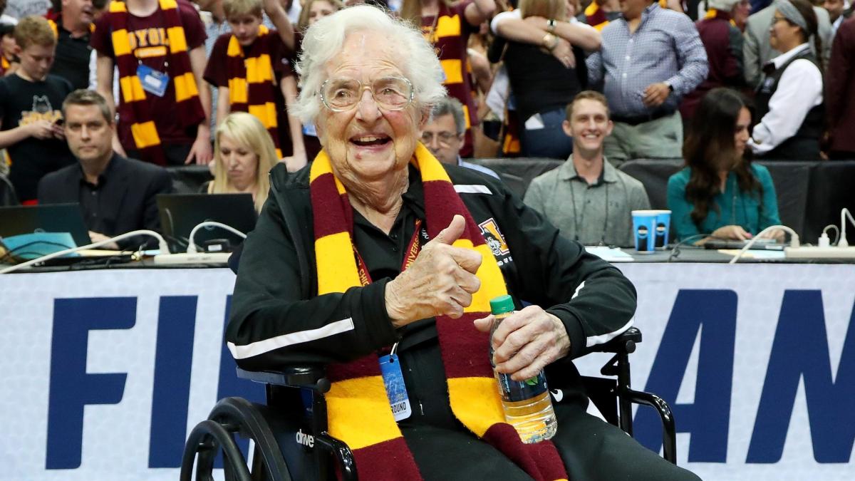Addio a 106 anni Sister Jean, la suora icona del basket Usa. E anche Obama si commuove