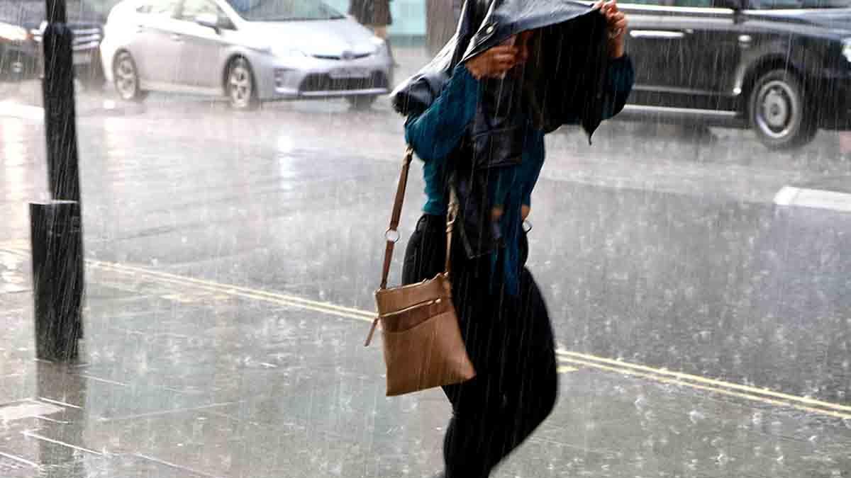 Meteo, Italia divisa in due tra maltempo al Sud e sole caldo al Centro Meteo, Italia divisa in due tra maltempo al Sud e sole caldo al Centro