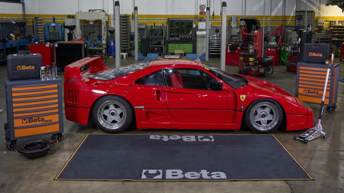 Ferrari F40 in officina! Quanto costa tenerla viva e perché fa paura toccarla Ferrari F40 in officina! Quanto costa tenerla viva e perché fa paura toccarla