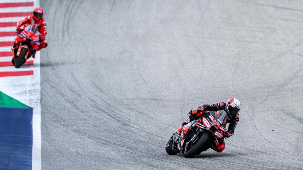MotoGP, Bezzecchi punito per l’incidente con Marquez: due long lap penalty MotoGP, Bezzecchi punito per l’incidente con Marquez: due long lap penalty