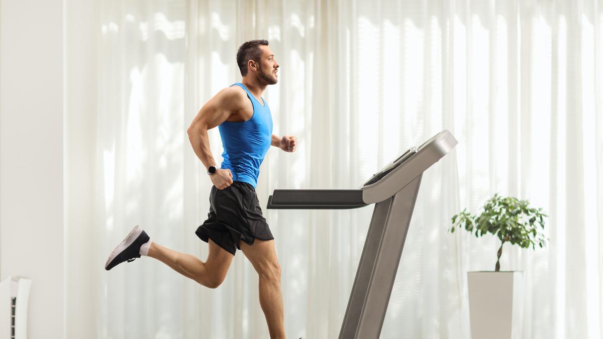 Correre sul tapis roulant: 5 allenamenti per migliorare corsa e resistenza Correre sul tapis roulant: 5 allenamenti per migliorare corsa e resistenza