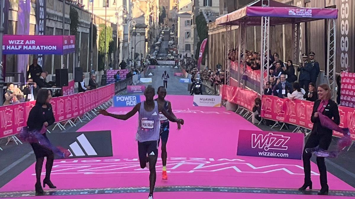 Mezza maratona di Roma, vincono Maywa (con record) e Cheptoo. Boom di iscrizioni: oltre 22mila Mezza maratona di Roma, vincono Maywa (con record) e Cheptoo. Boom di iscrizioni: oltre 22mila