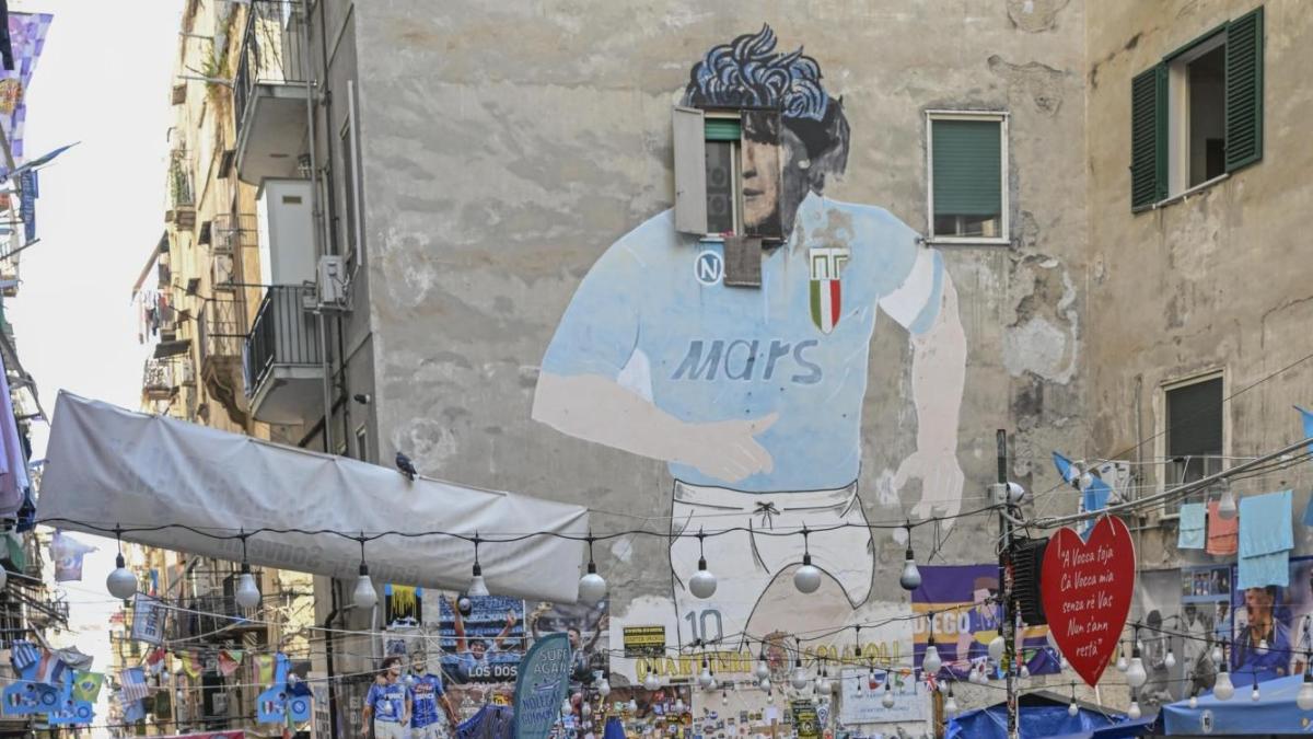 Largo Maradona riapre ai turisti: via i teloni sul murale di Diego ai Quartieri Spagnoli Largo Maradona riapre ai turisti: via i teloni sul murale di Diego ai Quartieri Spagnoli