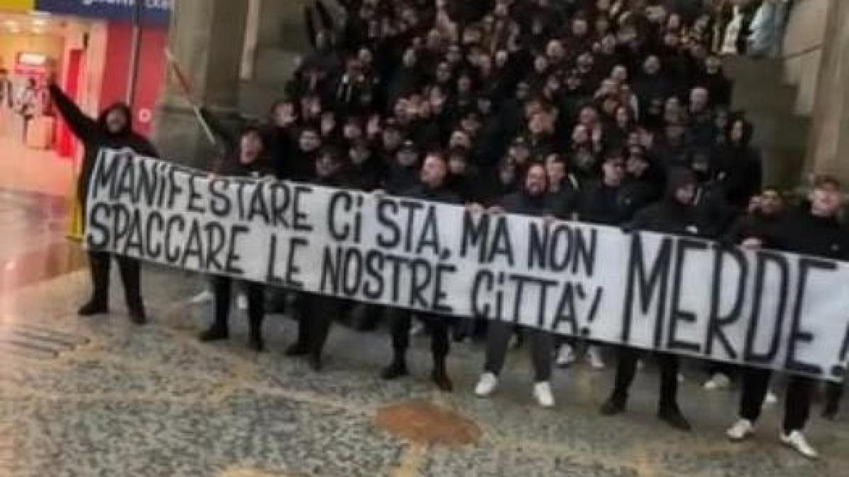 Juve, il corteo ultrà in Centrale a Milano: cori, saluti romani e striscione contro i proPal