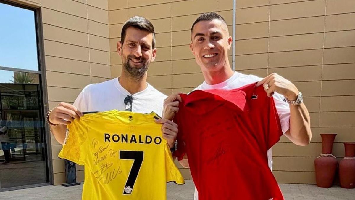 Djokovic e Ronaldo insieme a Lisbona, tra maglie e racchette autografate. E intanto Nole salta Parigi Djokovic e Ronaldo insieme a Lisbona, tra maglie e racchette autografate. E intanto Nole salta Parigi