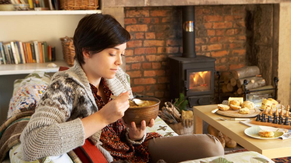 Come cambia l’alimentazione nella stagione fredda? I cibi consigliati e quanto bisogna mangiare