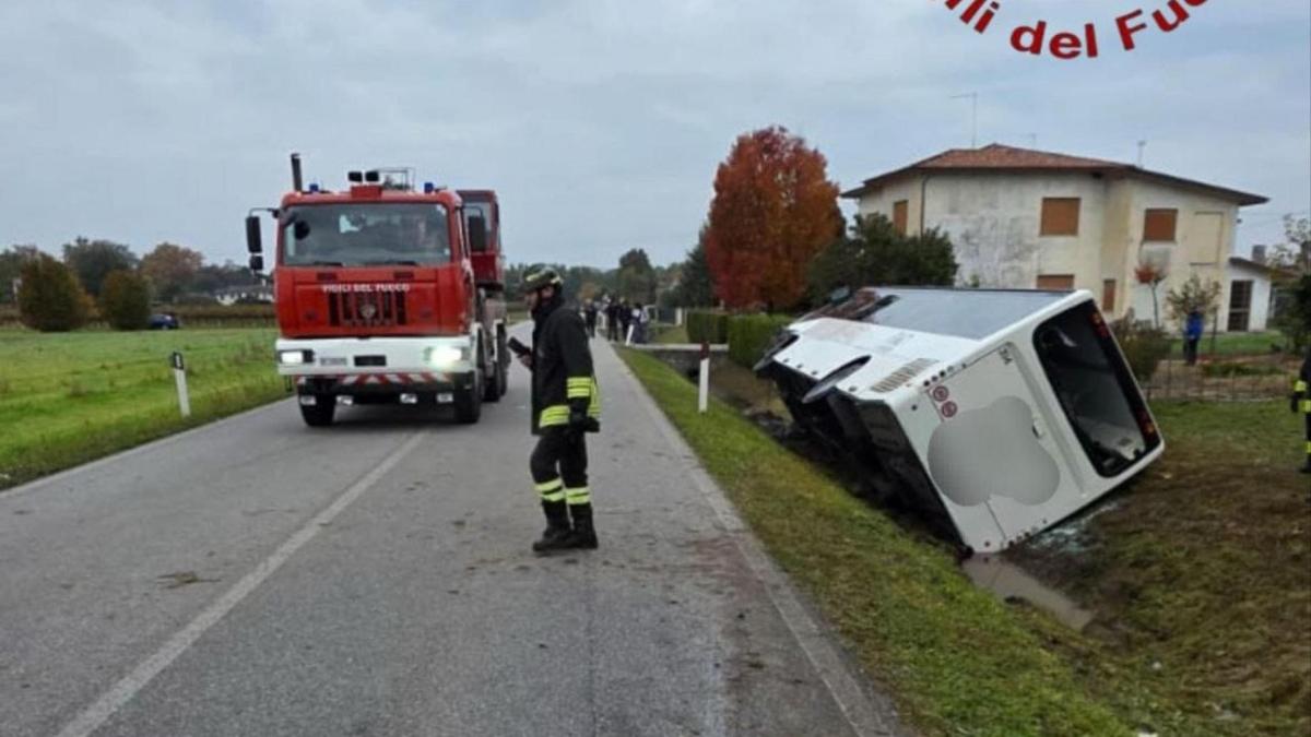 Scontro tra auto e bus con 50 studenti a bordo: un morto e 15 giovani feriti Scontro tra auto e bus con 50 studenti a bordo: un morto e 15 giovani feriti