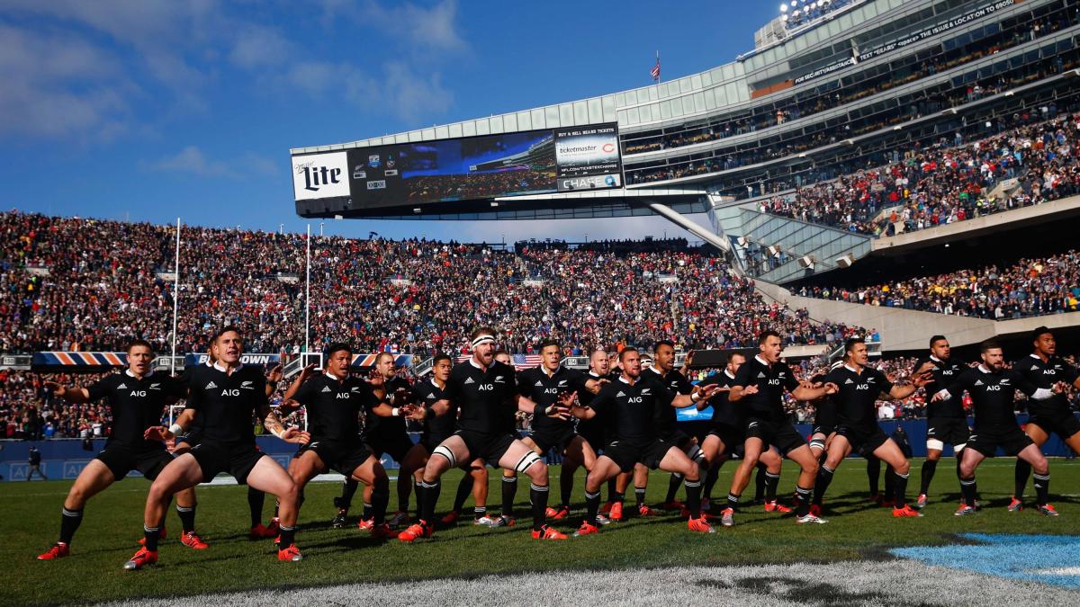 Gli All Blacks a Chicago: tra sponsor e bagni di folla, battere l’Irlanda non sembra la priorità Gli All Blacks a Chicago: tra sponsor e bagni di folla, battere l’Irlanda non sembra la priorità