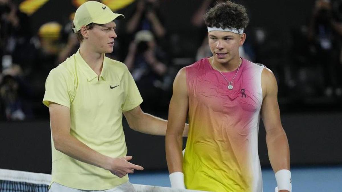 "Jannik gioca al doppio della velocità normale". Sinner ritrova Shelton, il suo portafortuna "Jannik gioca al doppio della velocità normale". Sinner ritrova Shelton, il suo portafortuna