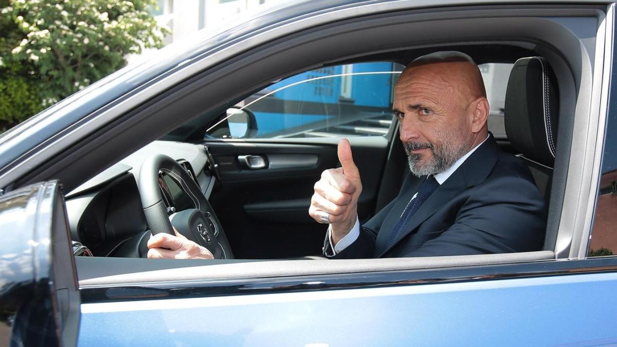 Spalletti, le auto e... il trattore: dalla Fiat Panda "scudettata" alla Mercedes e al Landini Spalletti, le auto e... il trattore: dalla Fiat Panda "scudettata" alla Mercedes e al Landini