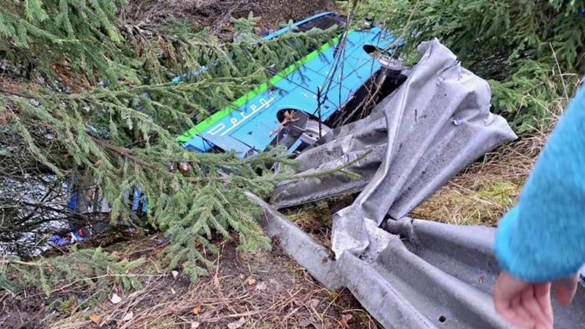 Valtellina: scuolabus esce di strada e finisce in un torrente. Feriti 4 minorenni e l'autista