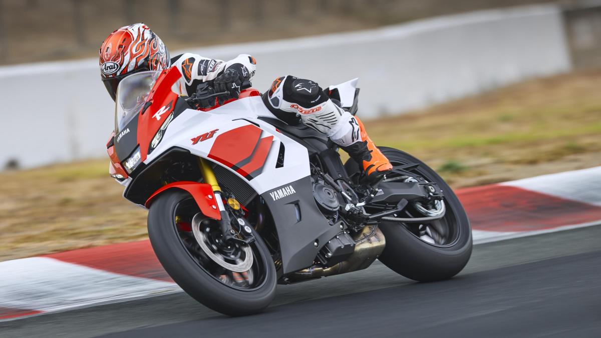 Yamaha R7 2026: il ritorno della media cattiva ma educata