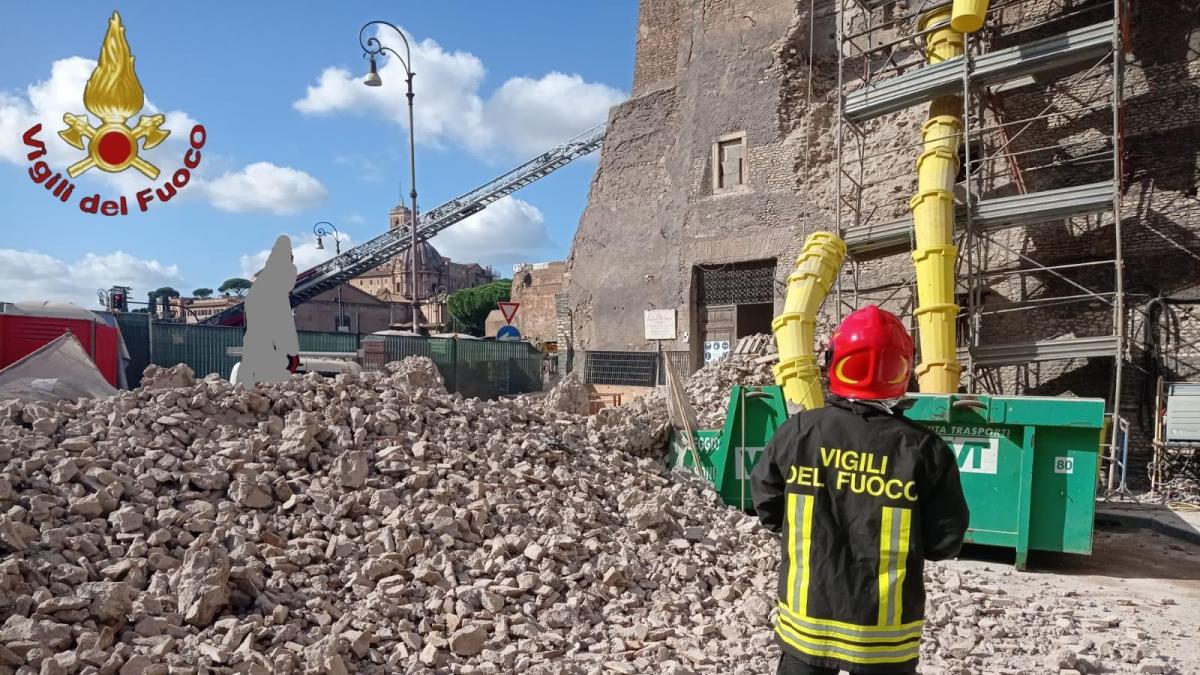Roma, crollo di una parte della Torre dei Conti ai Fori Imperiali: ci sono feriti