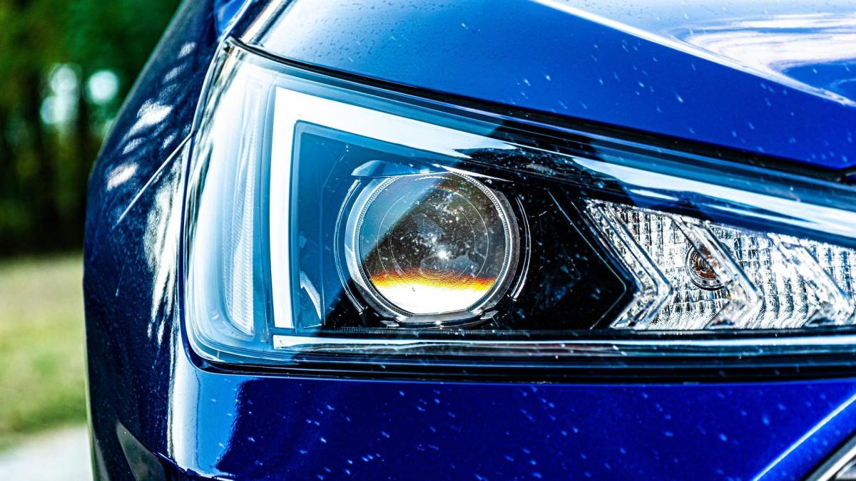 Lampade e lampadine rotte in auto: cosa si rischia e come rimediare all