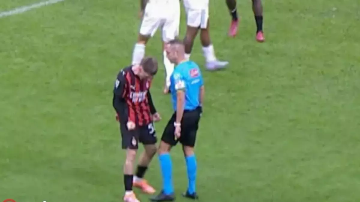 Nessun provvedimento contro Guida per il calcetto a Saelemaekers. Cesari: "Gesto non da arbitro top"