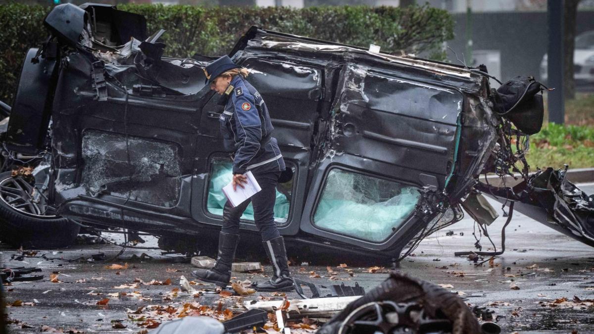Fuoristrada travolge utilitaria: guidatore senza patente, 4 feriti