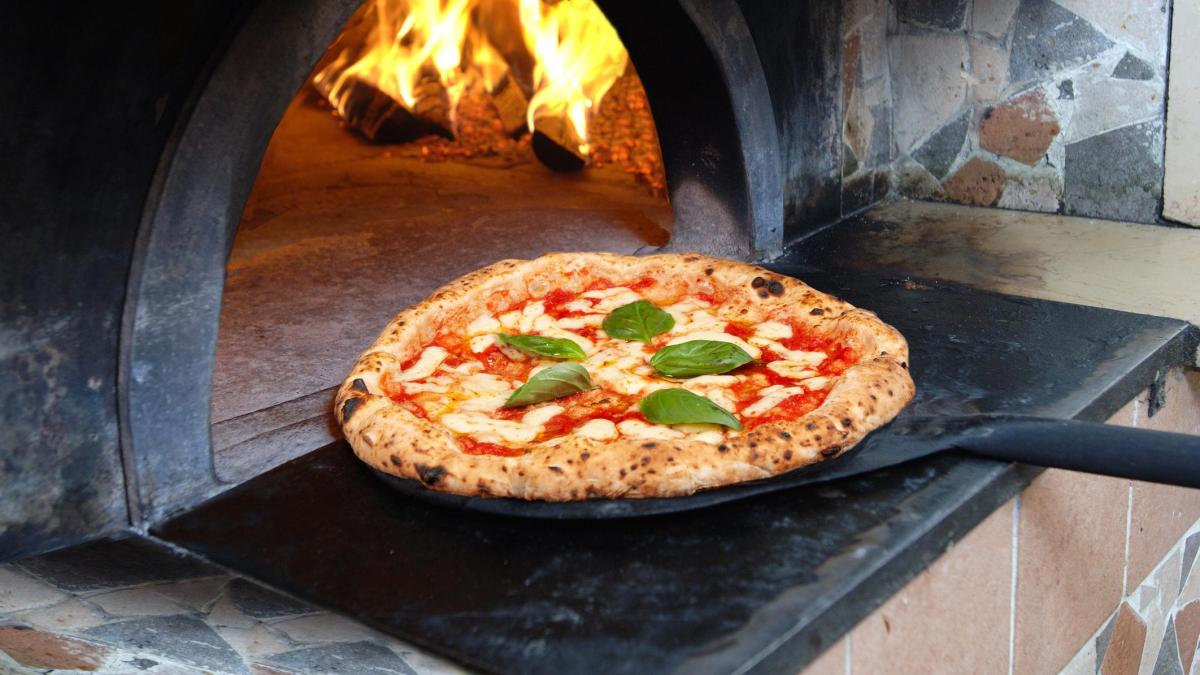 Pizza sana e nutriente? Ecco i 5 ingredienti da evitare e i 5 che la rendono buona e leggera