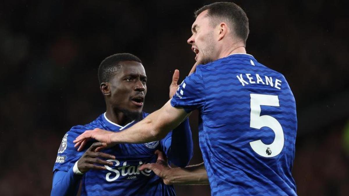 Follia Gueye in United-Everton: schiaffo al compagno di squadra Keane ed espulsione