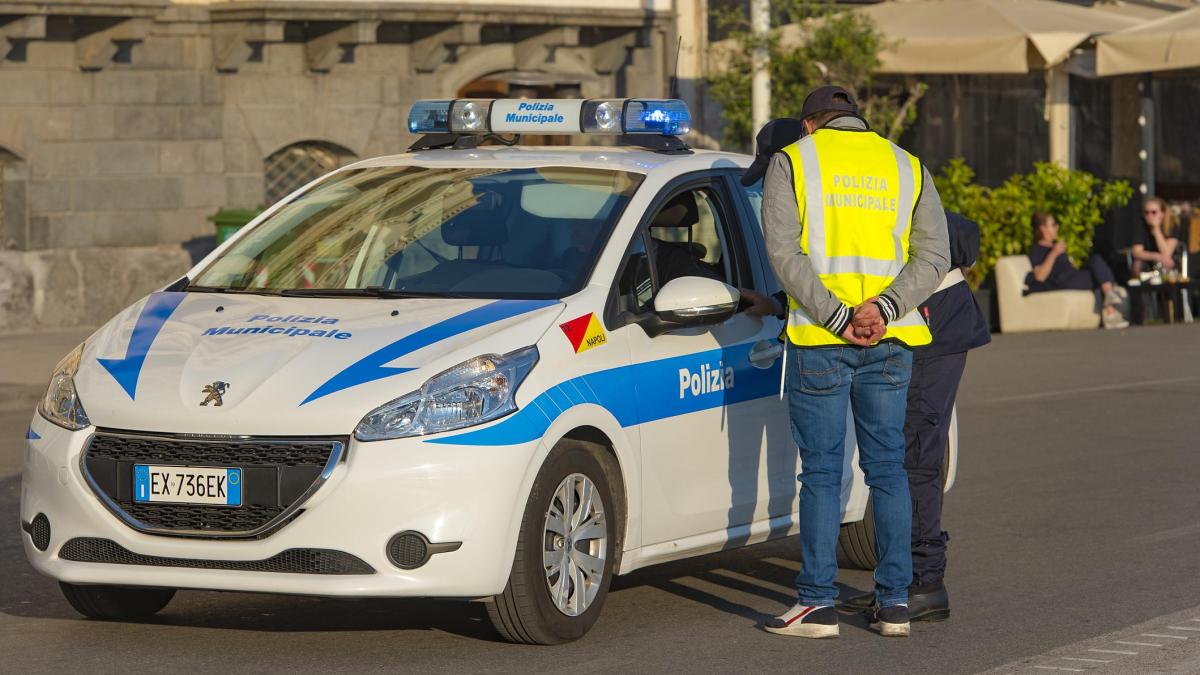 Napoli: stop alle auto più inquinanti fino al 31 marzo 2026