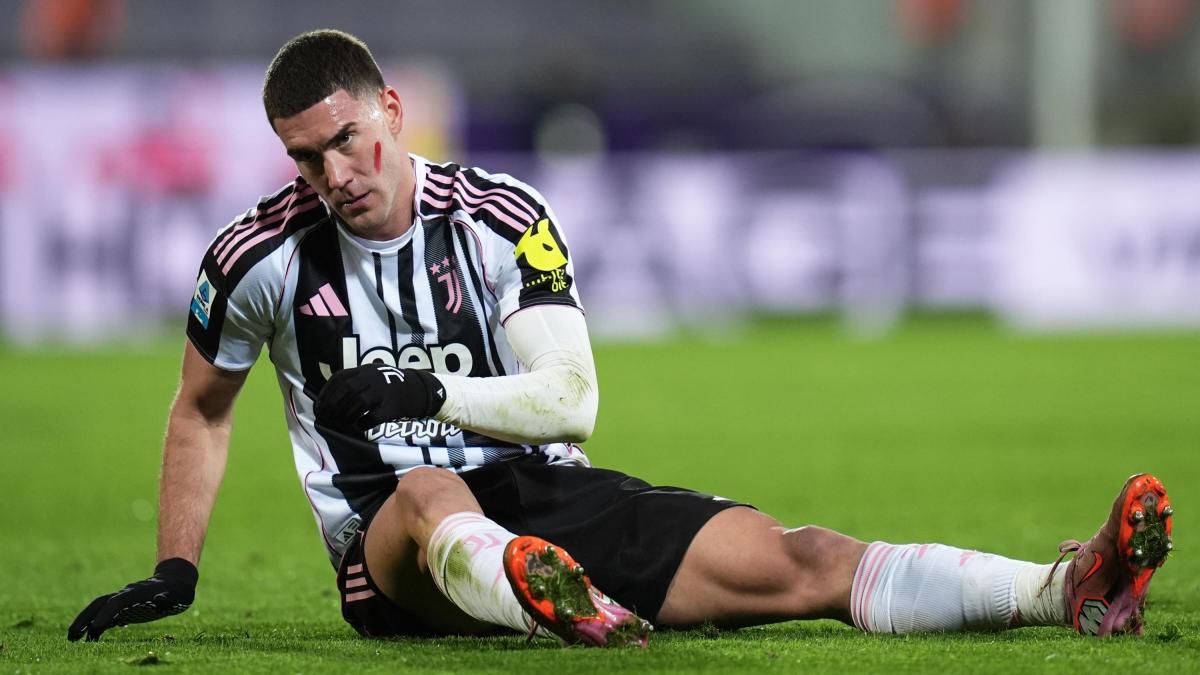 juventus infortunio per vlahovic l attaccante lascia il campo zoppicando