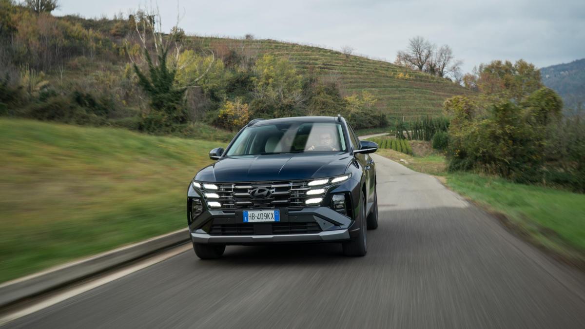Hyundai Tucson Hev 2026: più brillante, ora con 239 Cv