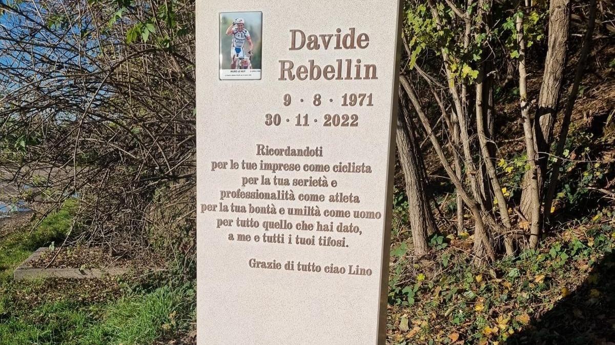 Un cippo per Davide Rebellin. All'inaugurazione anche la famiglia di Scarponi