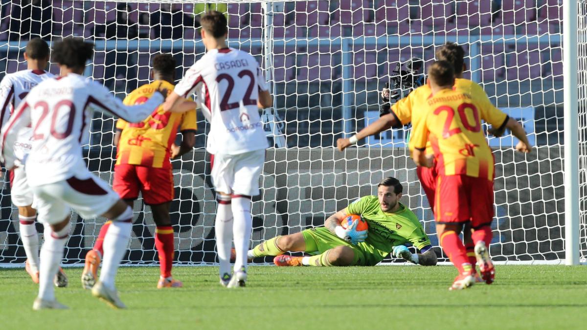 Lecce-Torino, le pagelle: diga Falcone (7,5), male Asllani (4,5)
