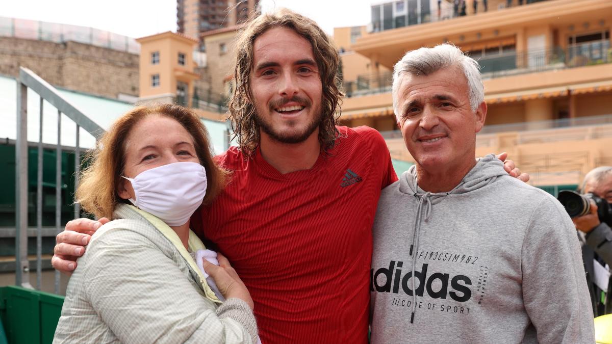 La mamma di Tsitsipas: "Sinner e Alcaraz hanno evidenziato le debolezze di mio figlio, ma tornerà in top 5"