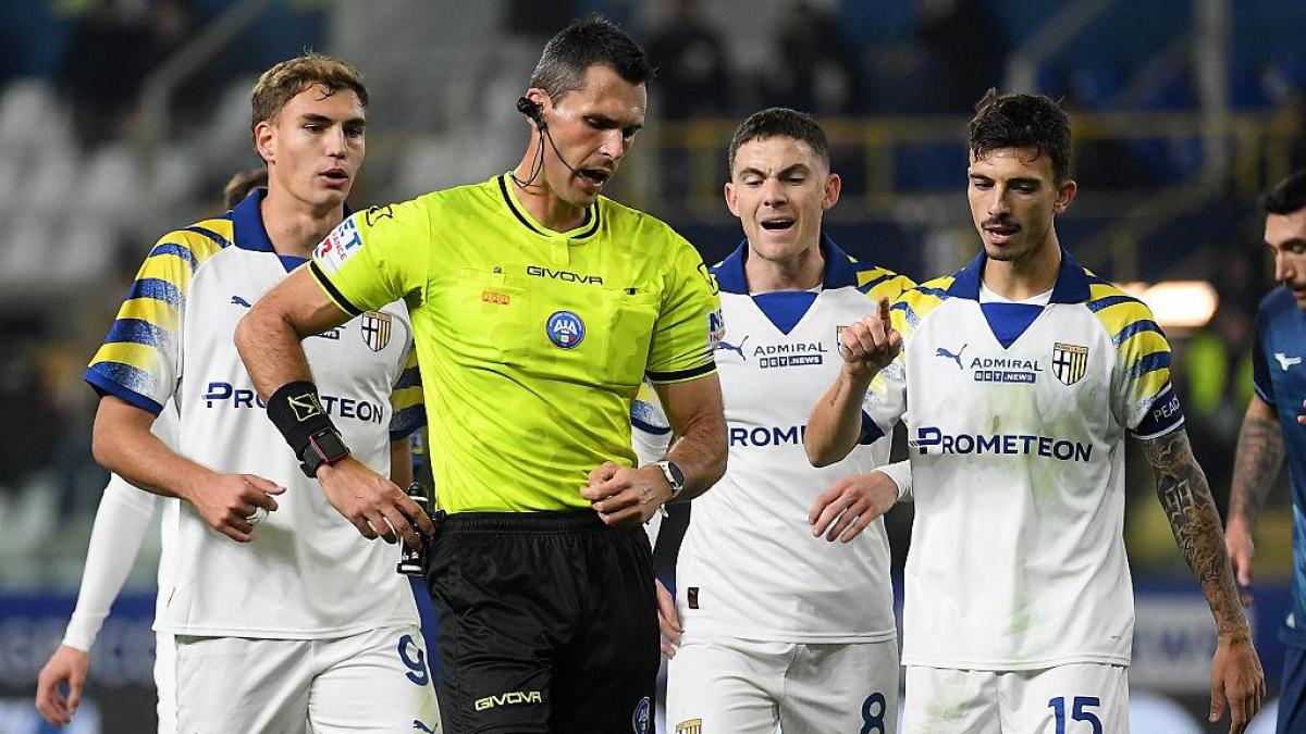 Giocatori e allenatori ammoniti o espulsi nella 15ª giornata: i malus al Fantacampionato