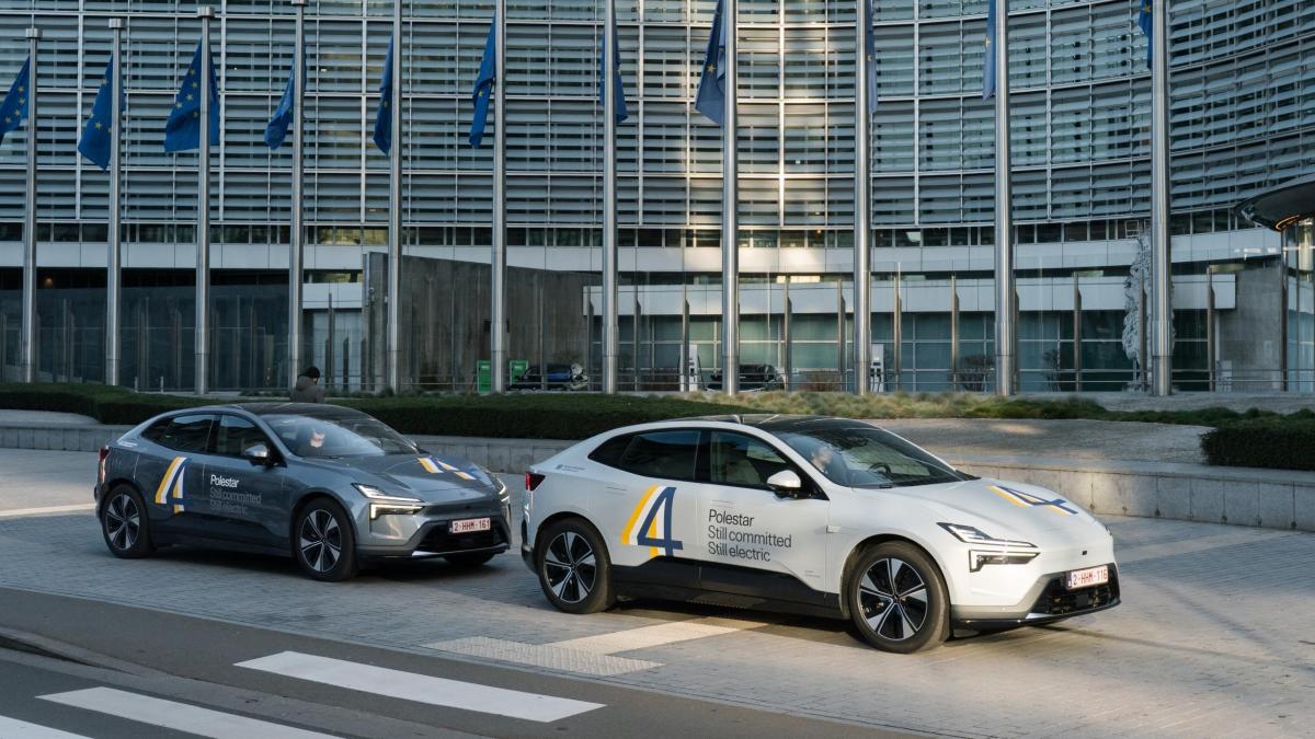 Polestar protesta a Bruxelles contro la possibile revisione al Green Deal 2035: "Elettrico unica strada possibile"