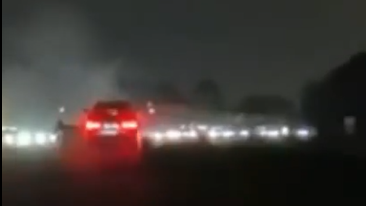 Autostrada bloccata dai manifestanti: auto si schiantano contro la barricata, due feriti