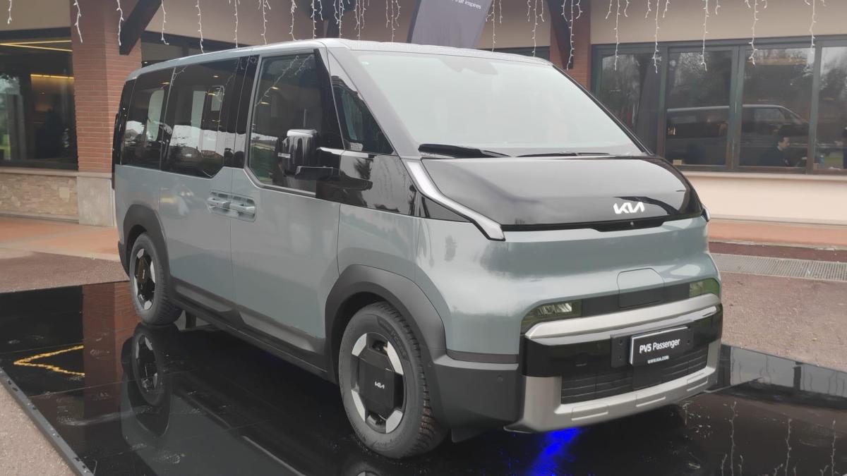 Kia accanto al golf italiano con il PV5: nuova collaborazione con la nazionale paralimpica