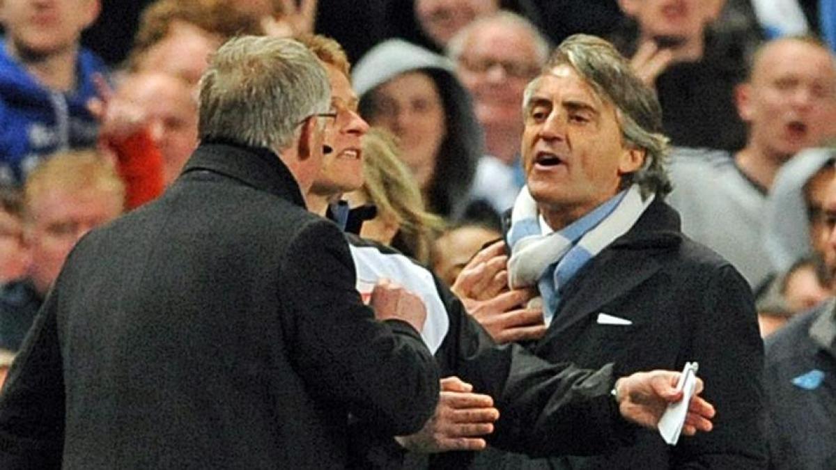 Calcioni, insulti, dita puntate, sguardi da Shining: il grande romanzo delle liti tra panchine