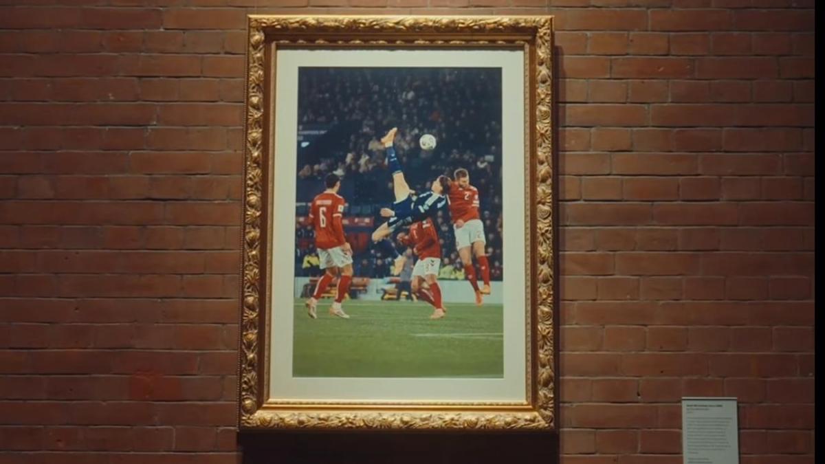 Una rovesciata... da incorniciare. L'acrobazia di McTominay diventa un quadro in Scozia