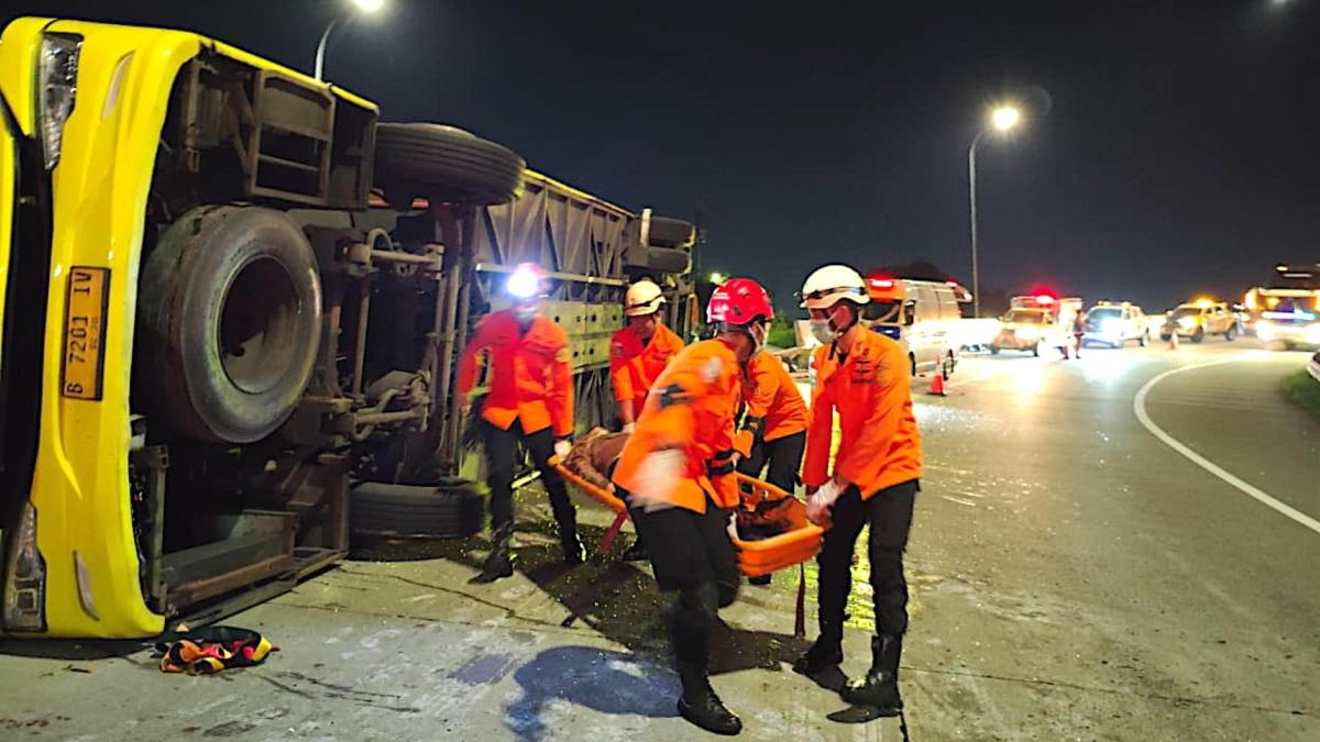 Bus si ribalta in Indonesia, almeno 16 morti