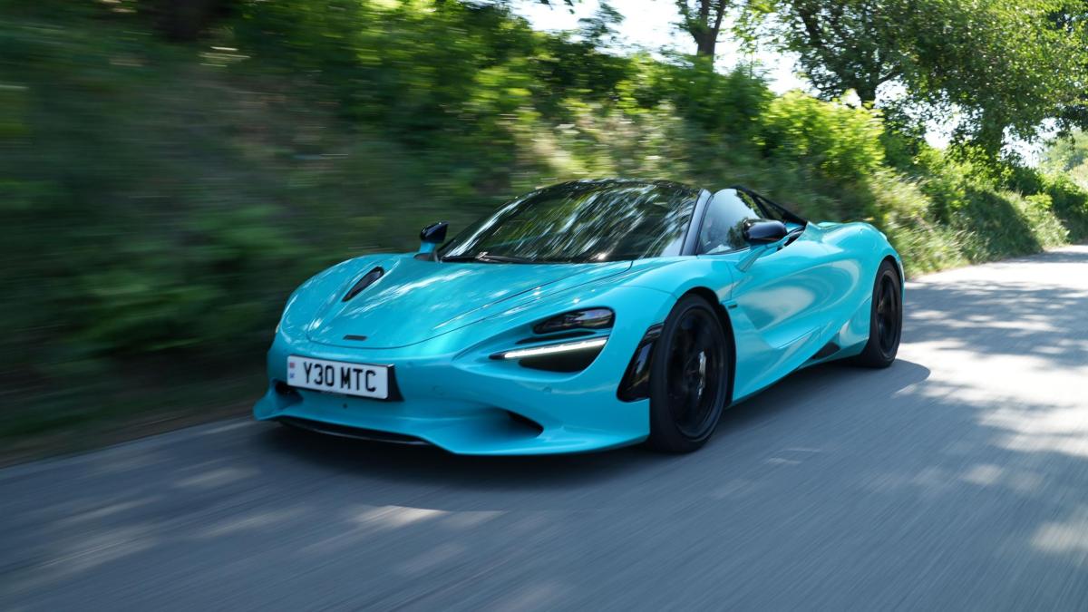 McLaren 750S Spider: supercar da pista, ma col vento tra i capelli
