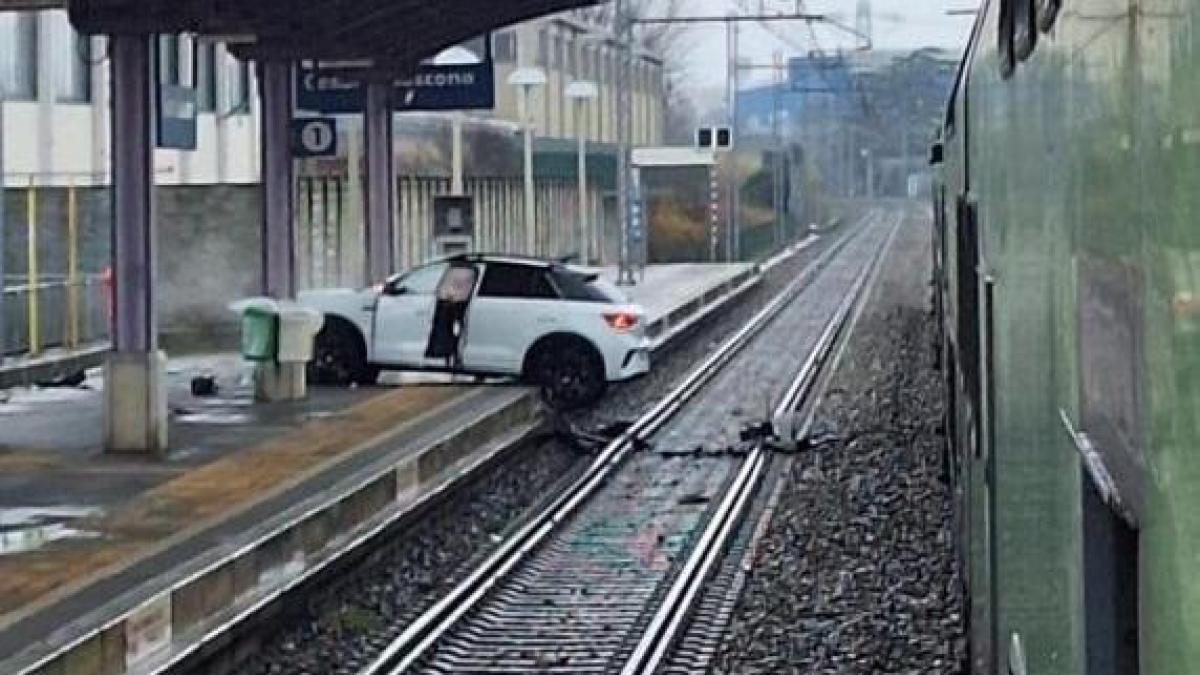 Auto tra binari e banchina nella stazione di Cesano Boscone