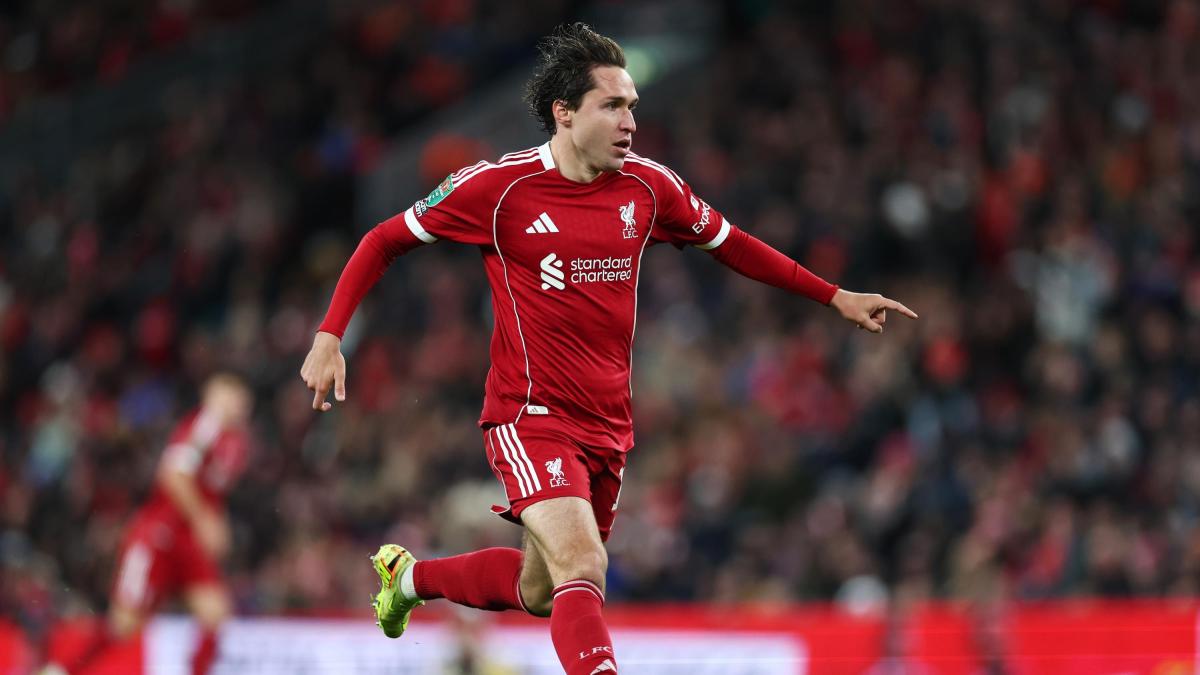 Chiesa, luci e ombre a Liverpool: idolo dei tifosi, ma Slot lo usa poco