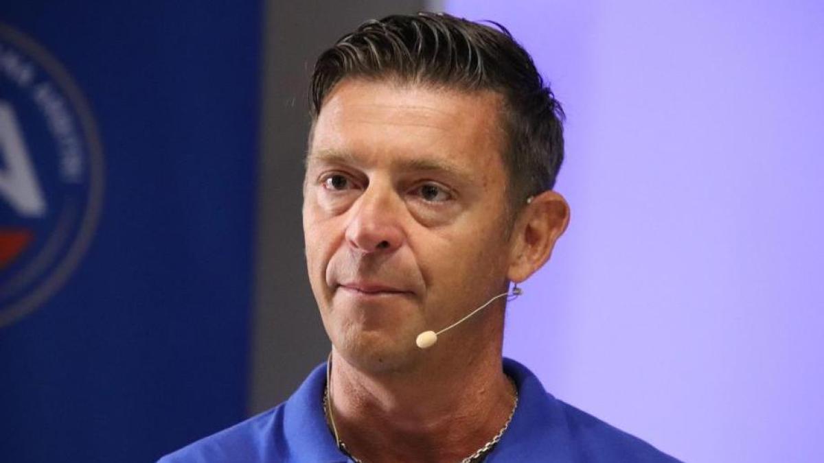 Urla, insulti e sventolio di banconote: Rocchi costretto a uscire scortato dai Carabinieri a Carrara