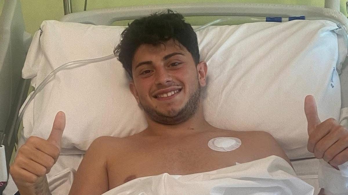 Non è più in pericolo di vita: primo sorriso per il calciatore 18enne accoltellato a Napoli
