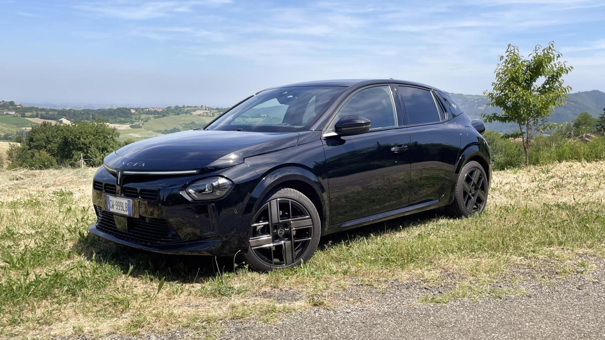 lancia ypsilon ibrida pregi e difetti