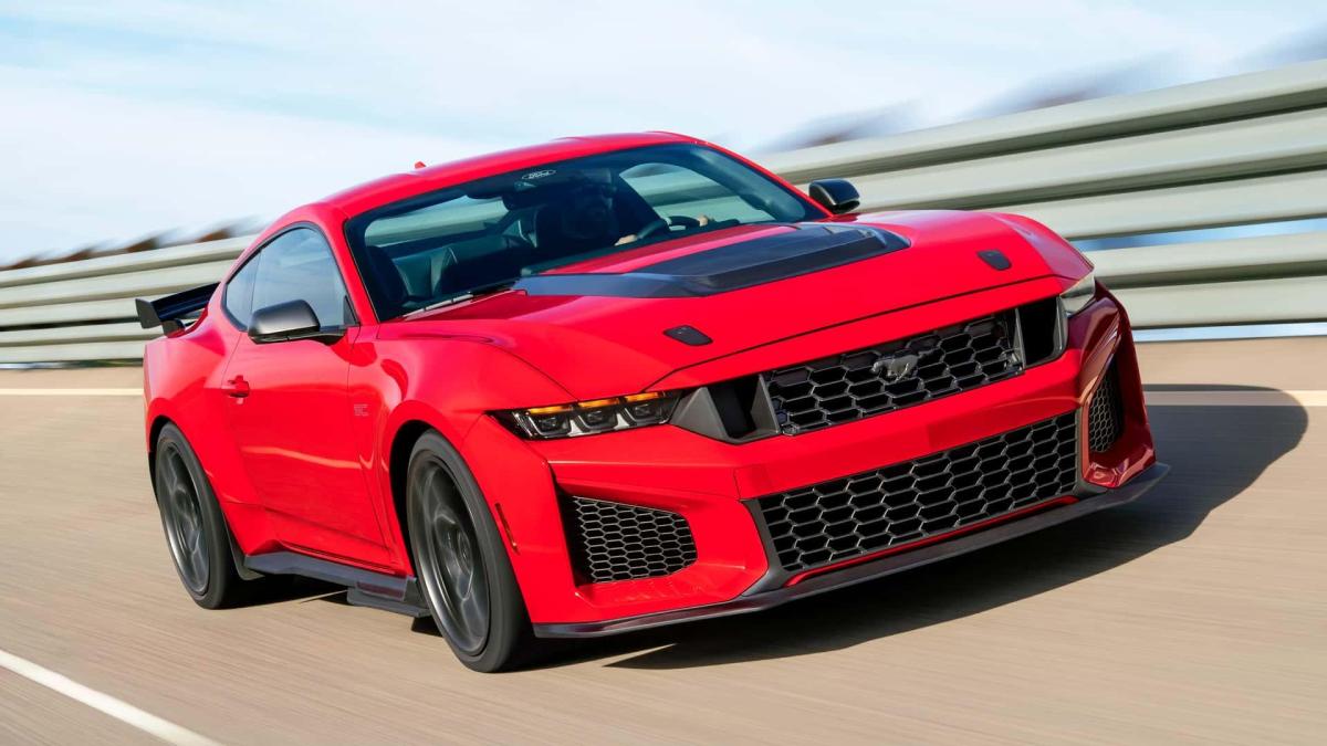 Ford Mustang Dark Horse SC: la muscle car da pista debutta con Max Verstappen