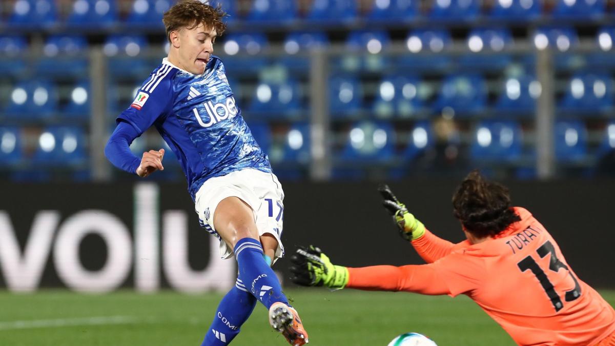 Verona-Como, le formazioni ufficiali: Sammarco con Bowie, Fabregas lancia Rodriguez