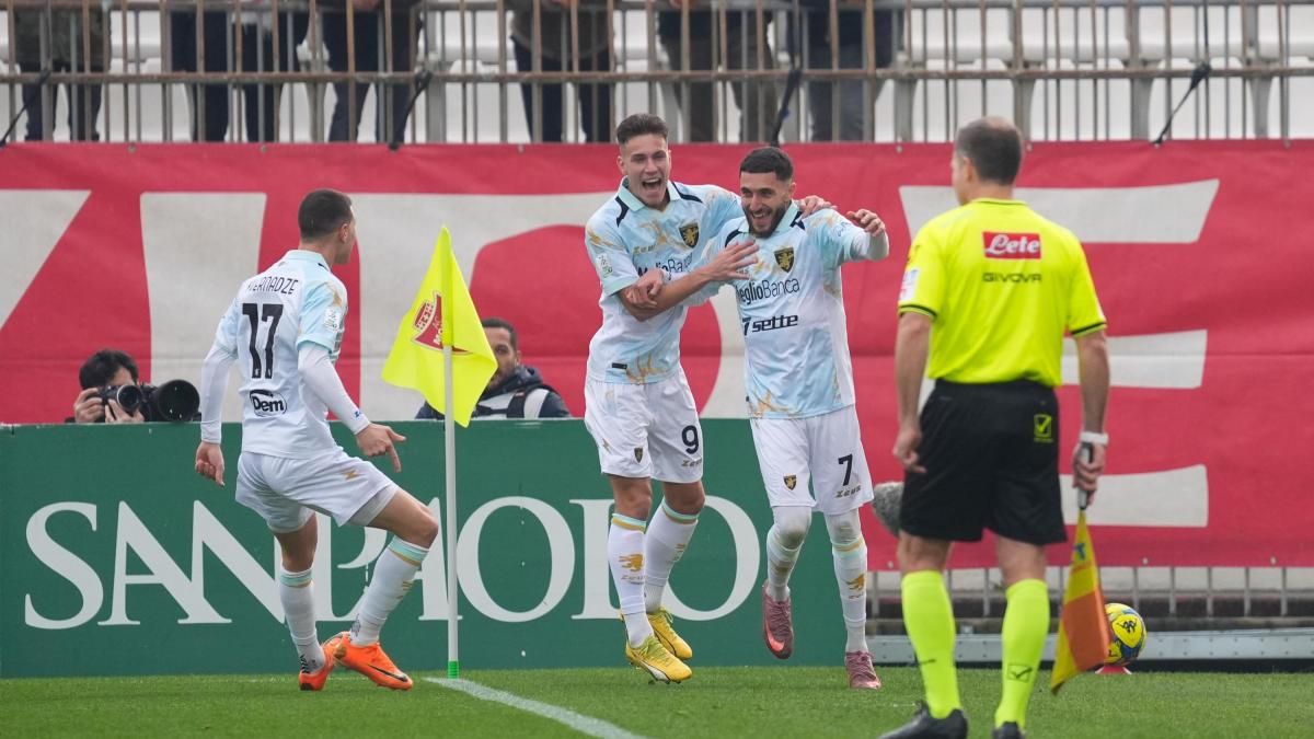 il frosinone in dieci agguanta il monza all 88 venezia tre gol al catanzaro e 1 dalla vetta