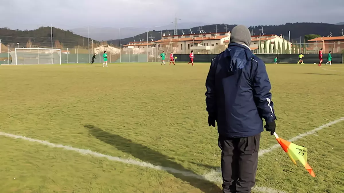 Infila la bandierina nei pantaloncini dell'arbitro: Daspo di due anni a un dirigente