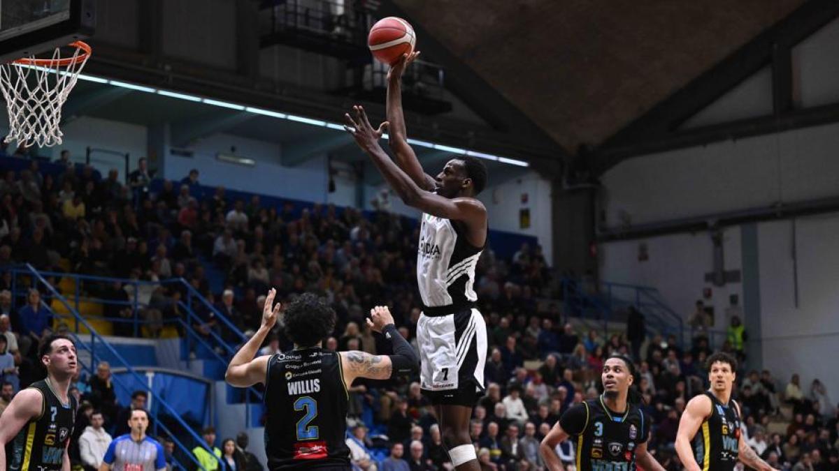 moore show varese sbanca milano olimpia che succede la virtus passa a cremona