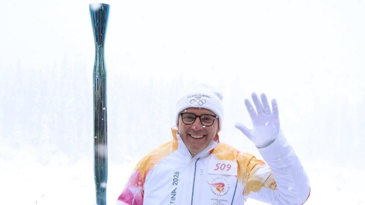 Domenicali tedoforo: il presidente della F1 ha portato la torcia al lago di Carezza